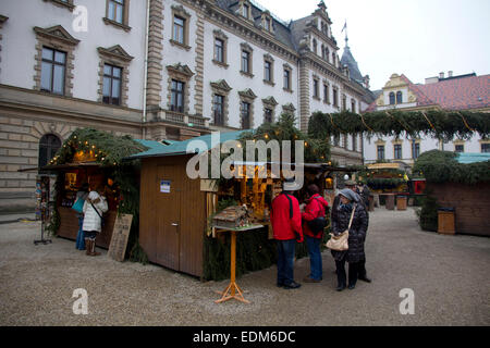 Marché de Noël romantique organisé chaque année dans la cour du Palais Thurn et Taxis, un ancien monastère bénédictin Banque D'Images