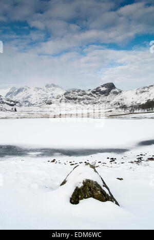 Blea Tarn, entre Elterwater et Little Langdale, gelés en hiver. , Cumbria (Royaume-Uni) Banque D'Images