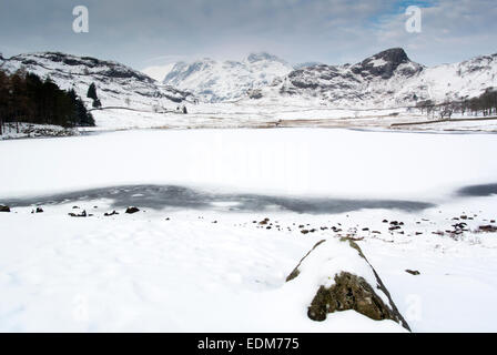 Blea Tarn, entre Elterwater et Little Langdale, gelés en hiver. , Cumbria (Royaume-Uni) Banque D'Images