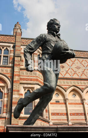 Statue de William Webb Ellis à l'extérieur de l'école de Rugby, Rugby, Warwickshire Banque D'Images