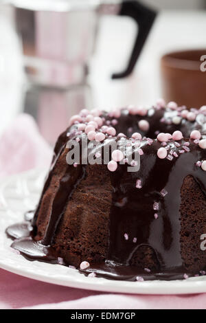 Gâteau bundt chocolat avec décorations rose Banque D'Images