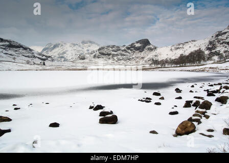 Blea Tarn, entre Elterwater et Little Langdale, gelés en hiver. , Cumbria (Royaume-Uni) Banque D'Images