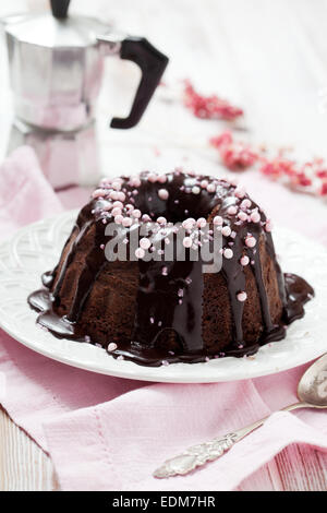 Gâteau bundt chocolat avec décorations rose Banque D'Images