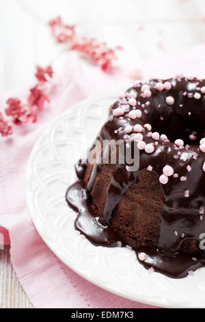 Gâteau bundt chocolat avec décorations rose Banque D'Images