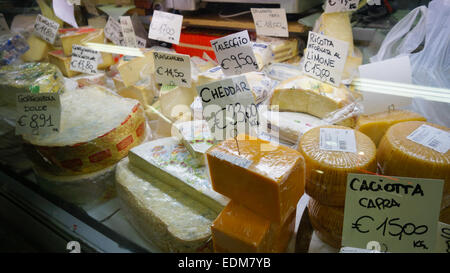 Les aliments traditionnels sont vendus sur les marchés alimentaires de Florence, Toscane, Italie Banque D'Images