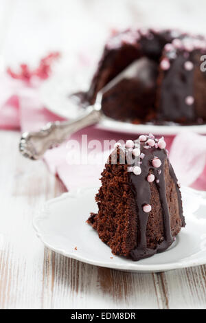 Gâteau bundt chocolat avec décorations rose Banque D'Images