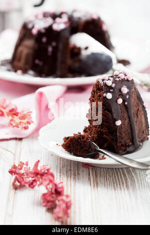 Gâteau bundt chocolat avec décorations rose Banque D'Images