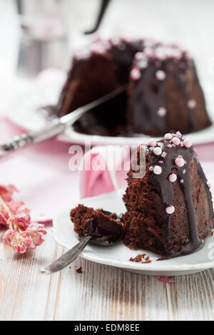 Gâteau bundt chocolat avec décorations rose Banque D'Images