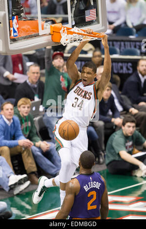 6 janvier 2015 : Milwaukee Bucks guard Giannis Antetokounmpo (34) réagit après avoir marqué sur un dunk au cours de la NBA match entre les Phoenix Suns et les Milwaukee Bucks à la BMO Harris Bradley Center de Milwaukee, WI. Suns défait les Bucks 102-96. John Fisher/CSM Banque D'Images