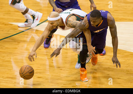 6 janvier 2015 : Milwaukee Bucks guard Jerryd Bayless (19) atteint d'une balle lâche pendant le jeu NBA entre les Phoenix Suns et les Milwaukee Bucks à la BMO Harris Bradley Center de Milwaukee, WI. Suns défait les Bucks 102-96. John Fisher/CSM Banque D'Images