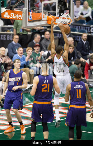 6 janvier 2015 : Milwaukee Bucks guard Giannis Antetokounmpo (34) scores sur un dunk au cours de la NBA match entre les Phoenix Suns et les Milwaukee Bucks à la BMO Harris Bradley Center de Milwaukee, WI. Suns défait les Bucks 102-96. John Fisher/CSM Banque D'Images