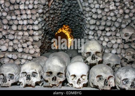 Sedlec ossuaire, crânes humains dans tous les Saints Chapelle, République Tchèque Banque D'Images