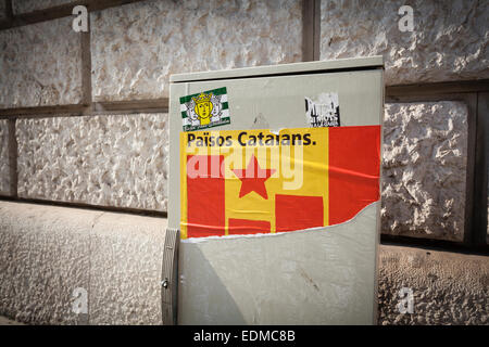Autocollant du drapeau de l'indépendance catalane sur le boîtier de commande des feux de circulation. Barcelone. La Catalogne. L'Espagne. Banque D'Images