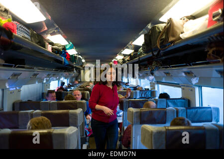 Une femme sur un train Eurostar sur son chemin à Bruxelles de l'Angleterre Banque D'Images