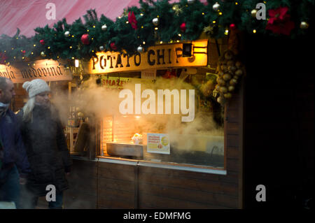 La vapeur provenant d'une puce dans le décrochage du marché de Noël Place de la Vieille Ville Prague Banque D'Images