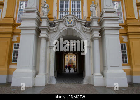 La majestueuse Abbaye Bénédictine Abbaye de Melk est le point fort de toute visite dans la vallée du Danube. Le twin-inspiré de l'église domine Banque D'Images