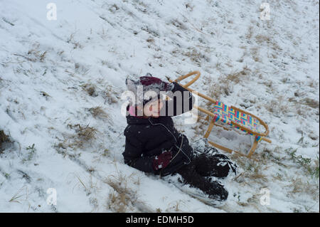 Enfant jouant dans la neige de Nove Zamkey Slovaquie Banque D'Images
