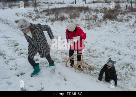 Mère et enfants jouant dans la neige en Zamkey Novey Slovaquie Banque D'Images