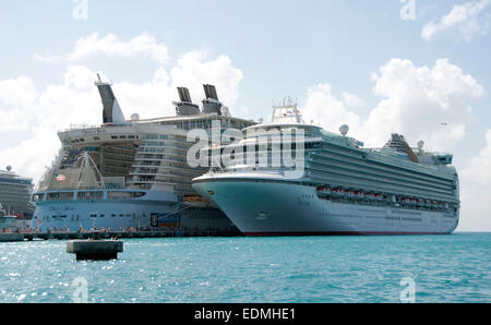 L'Oasis of the Seas, Royal Caribbean Cruise bateau amarré à l'île des Caraïbes de Saint Martin la veille du Nouvel An 2014/2015. Il est amarré à côté de P&O's Ventura. RE : Histoire d'un garçon de quatre ans qui est dans un état critique après avoir presque noyé dans une piscine à bord de Royal Caribbean's Oasis of the Seas le samedi 3 janvier. Banque D'Images