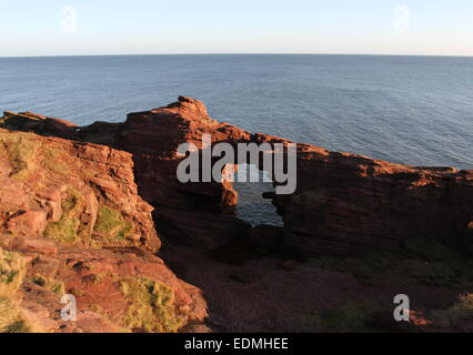 Aiguille e'e rock arch dans le grès rouge des falaises seaton angus scotland janvier 2015 Banque D'Images
