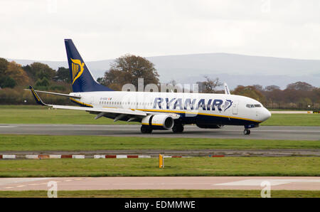 Ryanair Boeing 737-800 le roulage, l'Aéroport International de Manchester. Banque D'Images