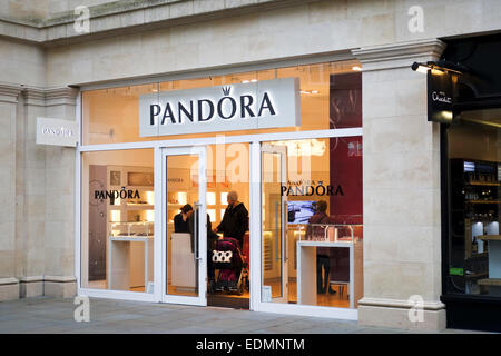 Gros plan sur l'extérieur du magasin Pandora à Bath, Angleterre, Royaume-Uni Banque D'Images