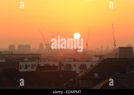 À la SW de près de Tower Bridge à Southwark, Londres SE, au coucher du soleil, paysage urbain urbain générique de grues et de tours. Banque D'Images