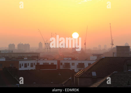 À la SW de près de Tower Bridge à Southwark, Londres SE, au coucher du soleil, paysage urbain urbain générique de grues et de tours. Banque D'Images