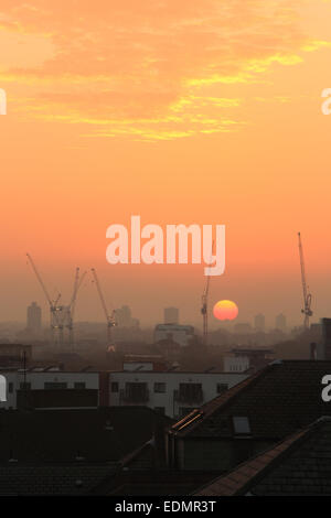 À la SW de près de Tower Bridge à Southwark, Londres SE, au coucher du soleil, paysage urbain urbain générique de grues et de tours. Banque D'Images