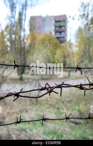 Bloc d'appartements dans la ville abandonnée Pripyat, zone d'exclusion de Tchernobyl, l'Ukraine Banque D'Images