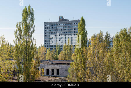 Bloc d'appartements dans la ville abandonnée Pripyat, zone d'exclusion de Tchernobyl, l'Ukraine Banque D'Images
