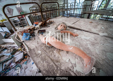 Poupée ancienne en maternelle "Cheburashka' dans la ville abandonnée Pripyat, zone d'exclusion de Tchernobyl, l'Ukraine Banque D'Images