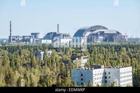 Ancienne et nouvelle construction sarcophage recouvrant le réacteur nucléaire no. 4 dans la centrale nucléaire de Tchernobyl, l'Ukraine Banque D'Images