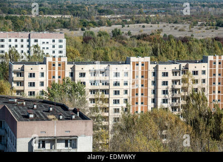 Voir à partir de 16 étages du bloc d'appartements sur toit Héros de Stalingrad St dans la ville abandonnée Pripyat, zone d'exclusion de Tchernobyl, l'Ukraine Banque D'Images