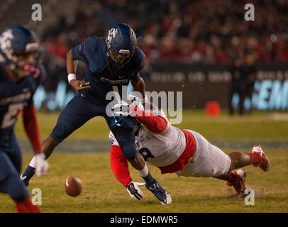 Carson, CA. 4 janvier, 2015. L'équipe de blanc de la côte ouest, et 3 étoiles de noncommitted attaquer défensive (8) Bryce forces anglaises un fumble au cours de la 4e Conférence annuelle de Semper Fidelis All-American Bowl match de football entre l'équipe bleue à partir de la côte est, et l'équipe de blanc à partir de la côte ouest, à l'StubHub Center de Carson, en Californie. La côte est de l'équipe bleue a défait la côte ouest de l'équipe blanc 24-3. (Crédit obligatoire : Juan/MarinMedia Lainez/Cal Sport Media) © csm/Alamy Live News Banque D'Images