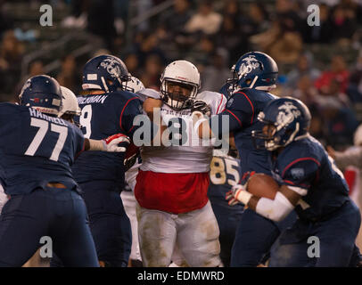 Carson, CA. 4 janvier, 2015. L'équipe de blanc de la côte ouest, et 3 étoiles de noncommitted attaquer défensive (8) Bryce anglais obtient le double associé au cours de la 4e Conférence annuelle de Semper Fidelis All-American Bowl match de football entre l'équipe bleue à partir de la côte est, et l'équipe de blanc à partir de la côte ouest, à l'StubHub Center de Carson, en Californie. La côte est de l'équipe bleue a défait la côte ouest de l'équipe blanc 24-3. (Crédit obligatoire : Juan/MarinMedia Lainez/Cal Sport Media) © csm/Alamy Live News Banque D'Images