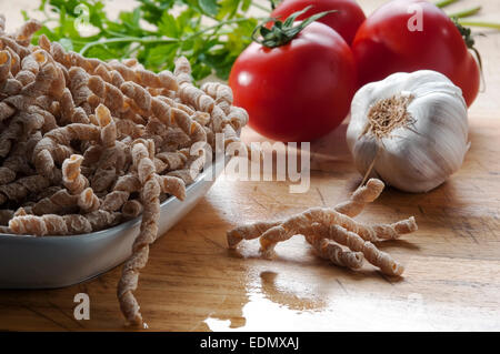 Pâtes crues en forme de tire-bouchon appelé busiate avec de la farine de blé entier du sarrasin typique de la Sicile Banque D'Images