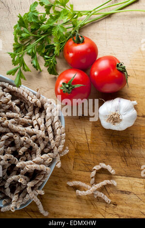 Pâtes crues en forme de tire-bouchon appelé busiate avec de la farine de blé entier du sarrasin typique de la Sicile Banque D'Images