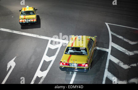 Des taxis à un carrefour dans le centre de Tokyo, Japon. Banque D'Images