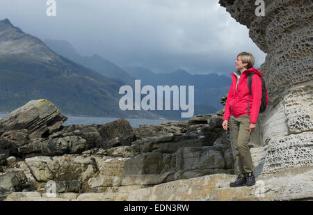 Dame à la découverte de la plage à ile de Skye elgol Banque D'Images