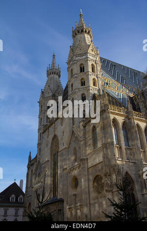 La cathédrale Saint-Étienne de Vienne est remarquable pour son toit de tuiles multicolores et romane/tours de style gothique. Banque D'Images