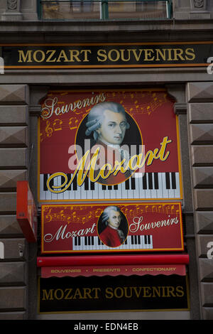 Un panneau publicitaire vantant souvenirs de Mozart à Vienne, Autriche. Banque D'Images