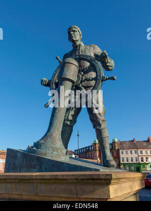 Statue en bronze d'un matelot de la marine marchande Custom House Memorial South Shields Tyne et Wear dévoilée par la comtesse Mountbatten 1990 Banque D'Images