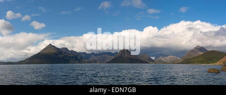 Vue depuis Elgol à Loch scavaig et l'île de Skye cuillins Banque D'Images