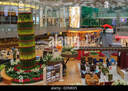 L'aéroport international Changi de Singapour en commun avec des magasins et le modèle de la tour de Pise Banque D'Images