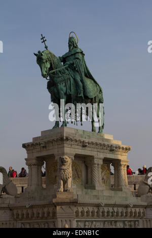 Statue de Saint Étienne, premier roi de Hongrie, se trouve à côté de l'église Matthias sur la colline du Château de Buda, à Budapest, Hongrie Banque D'Images