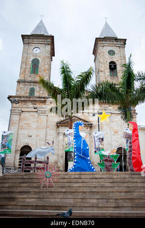 Scène de la nativité sur les mesures à l'extérieur de l'église principale à Fusagasuga, Colombie. Banque D'Images