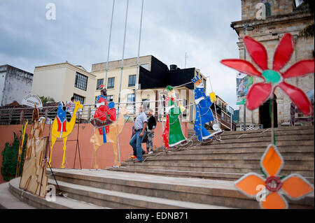 Scène de la nativité sur les mesures à l'extérieur de l'église principale à Fusagasuga, Colombie. Banque D'Images