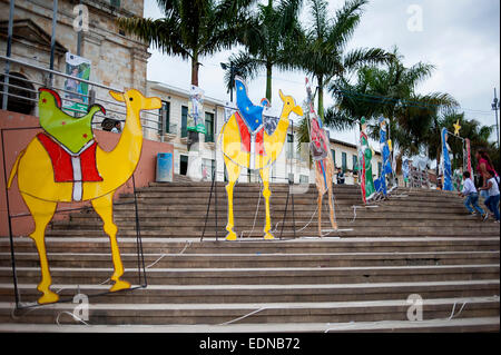 Scène de la nativité sur les mesures à l'extérieur de l'église principale à Fusagasuga, Colombie. Banque D'Images