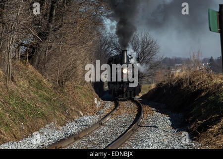 Une locomotive à vapeur du Strasburg Rail Road chugs à travers le comté de Lancaster, PA. Banque D'Images